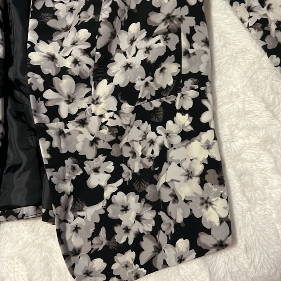 Lauren Conrad gray/black flower blazer- Size 8 - Picture 3 of 6